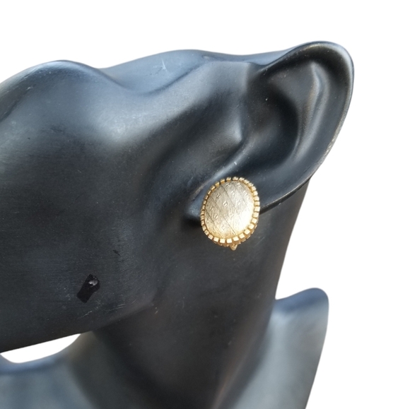 VINTAGE MID CENTURY MODERN HIGH QUALITY CUSHION STYLE GOLDTONE CLIP ON EARRINGS - Picture 5 of 5